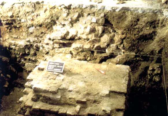 SW-Profil mit den Mauern St.15, 16, 17 und 27; im Vordergrund Mauer St.13