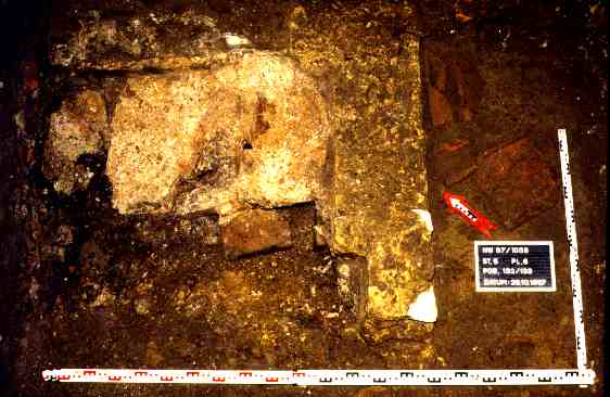 Schnitt St.5/Pl.5 mit den römischen Mauern St.30 und 31 und der Hypocaustanlage St.32