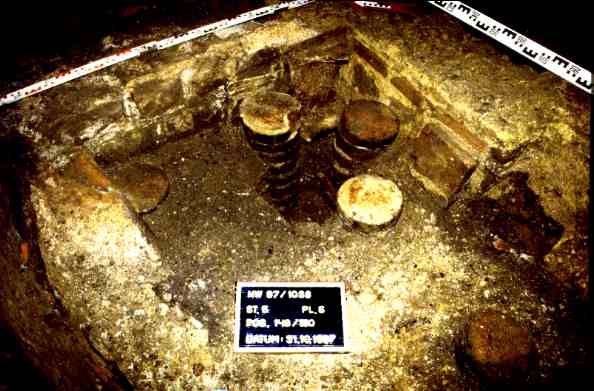 Schnitt St.5/Pl.7 mit den römischen Mauern St.31 und 32 und Hypocaustanlage St.32